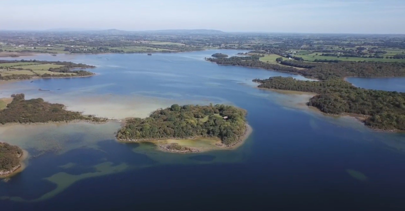 Cad atá sa loch ‘pale, pellucid green’?
