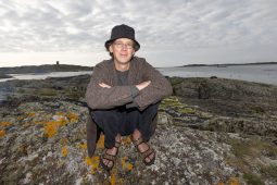 Manchán Magan, an scríbhneoir agus déantóir clár faisnéise, ar shlí na fírinne