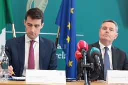 Na Déithe eacnamaíochta ag cur fainic ar an rialtas roimh lá an Bhuiséid