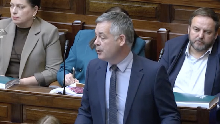 An Taoiseach agus Sinn Féin ag sárú ar a chéile sa Dáil faoi bhuiséad na Gaeilge