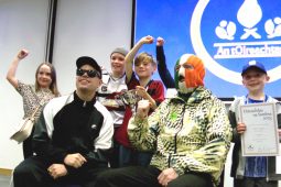 FÍSEÁN: An bua tugtha ag Kneecap do bhuachaill óg as Baile Átha Cliath sa chéad chomórtas rap riamh ag an Oireachtas