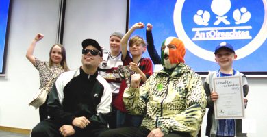 FÍSEÁN: An bua tugtha ag Kneecap do bhuachaill óg as Baile Átha Cliath sa chéad chomórtas rap riamh ag an Oireachtas