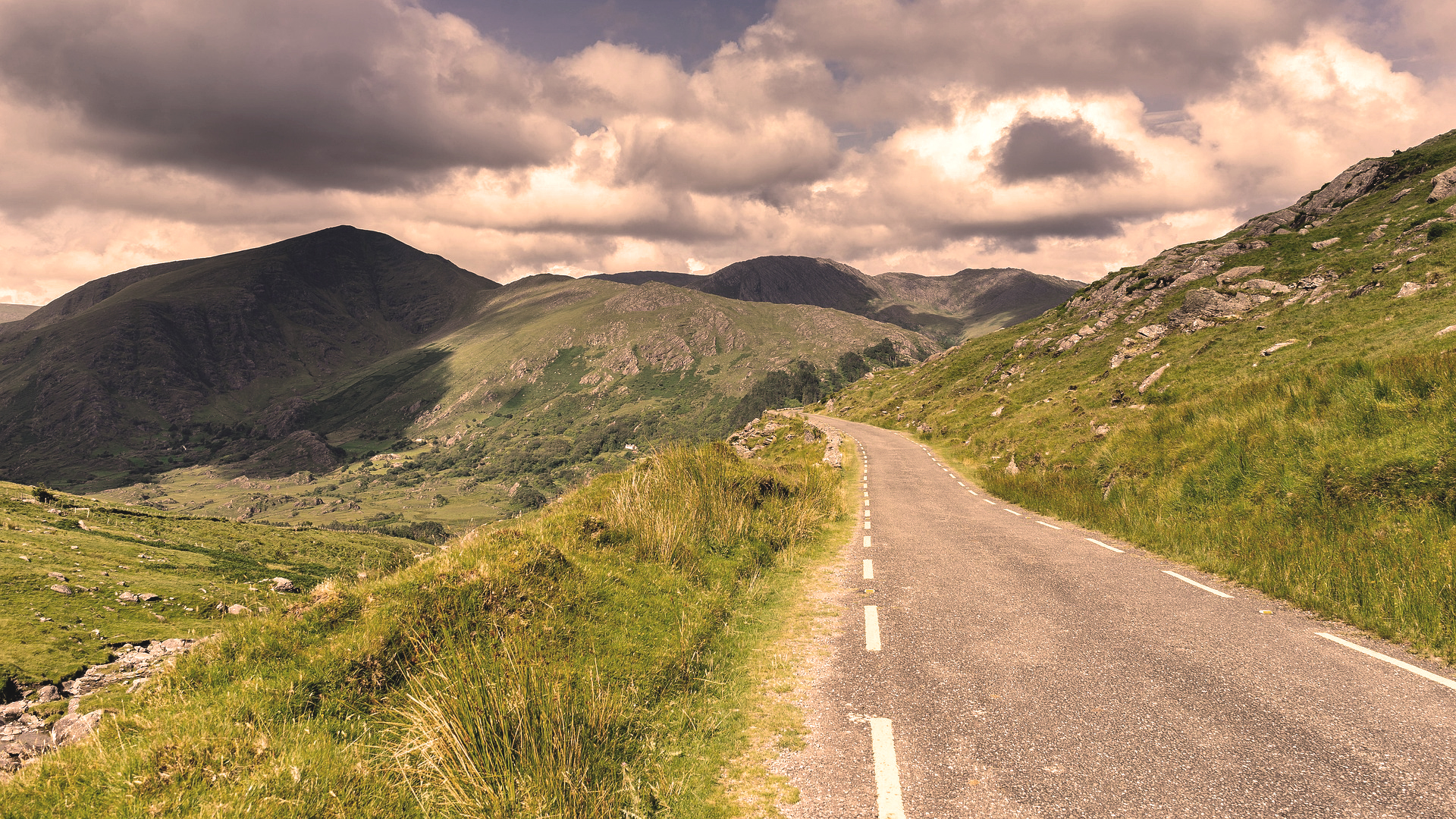 Is é an feall saibhreas teanga ár siúlóidí ársa a cheilt faoin bhfocal ‘Camino’