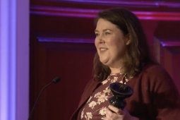 Bridget Bhreathnach ó Tuairisc i measc na mbuaiteoirí ag Gradaim Chumarsáide an Oireachtais