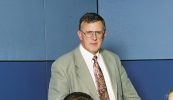 An craoltóir agus colúnaí aitheanta Seosamh Ó Braonáin ar shlí na fírinne