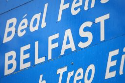 Cor stairiúil i scéal na Gaeilge ó thuaidh, ach an sean-naimhdeas céanna i réim sa DUP