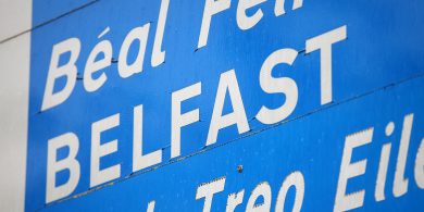 Cor stairiúil i scéal na Gaeilge ó thuaidh, ach an sean-naimhdeas céanna i réim sa DUP