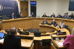 Imní ar Theachtaí Dála go mbeidh suirbhé náisiúnta de chuid na Roinne Oideachais claonta in aghaidh na Gaelscolaíochta