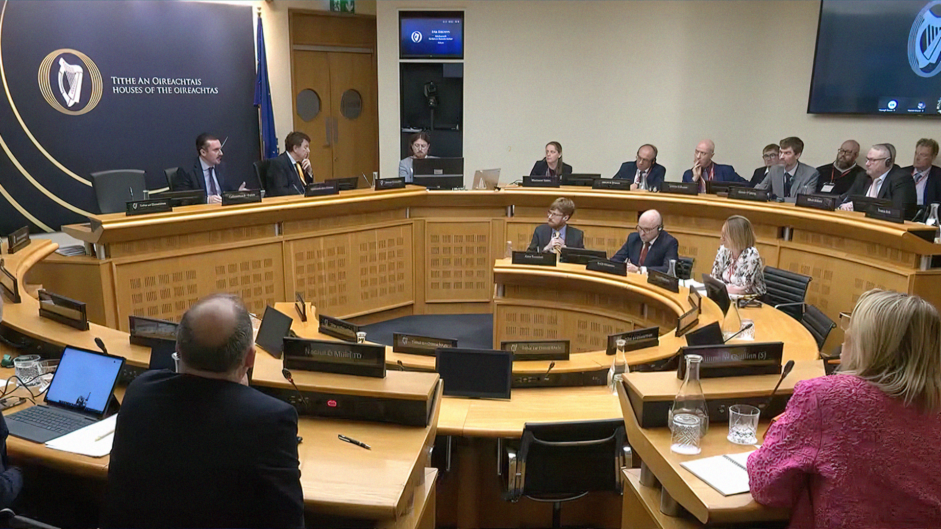 Imní ar Theachtaí Dála go mbeidh suirbhé náisiúnta de chuid na Roinne Oideachais claonta in aghaidh na Gaelscolaíochta