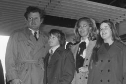 Bás Joan Kennedy – duine eile as teaghlach ‘Camelot’ imithe