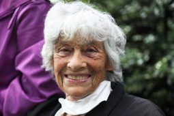 ‘Ealaíontóir cróga, gníomhaí síochána agus ball dílis d’Aosdána’ – ómós léirithe ag Uachtarán na hÉireann do Margaretta D’Arcy