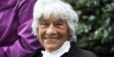 ‘Ealaíontóir cróga, gníomhaí síochána agus ball dílis d’Aosdána’ – ómós léirithe ag Uachtarán na hÉireann do Margaretta D’Arcy