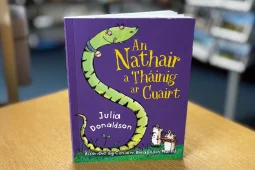 Críoch álainn le leabhairín atá spraíúil mealltach ó thús