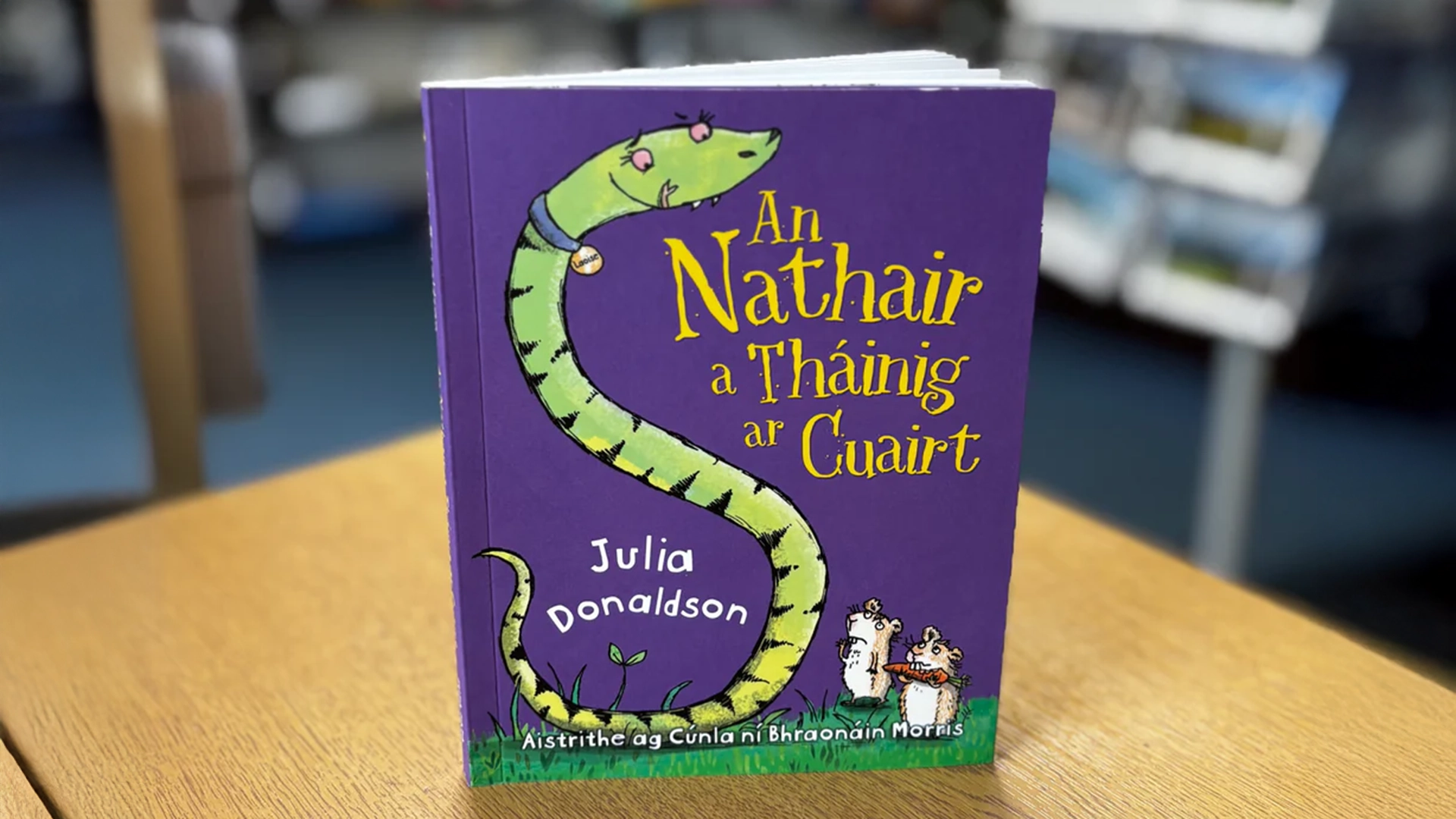 Críoch álainn le leabhairín atá spraíúil mealltach ó thús