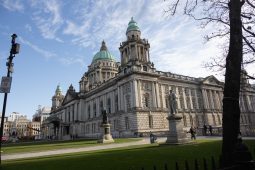 Polasaí Gaeilge Chomhairle Cathrach Bhéal Feirste curtha i bhfeidhm