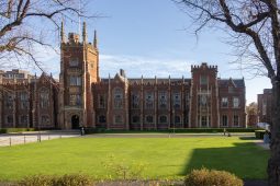 ‘Soiléiriú práinneach’ á lorg maidir le heaspa tagairtí don Ghaeilge i gcáipéis chomhionannais Ollscoil na Banríona