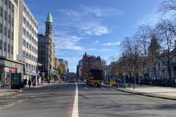 ‘Tá Béal Feirste ina eiseamláir do phobail teanga ar fud na hEorpa’