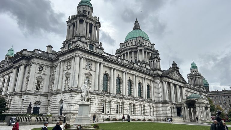 Comhairleoir de chuid an DUP ag iarraidh cosc a chur ar eagraíocht Ghaeilge imeachtaí a reáchtáil i Halla na Cathrach