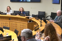 ‘Níl aon fhís ag an Roinn Oideachais i leith na Gaeilge’