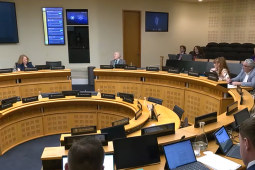 Coiste Oireachtais Gaeilge míshásta go ndearna an Roinn Oideachais neamhaird ar a n-éileamh faoi shuirbhé conspóideach