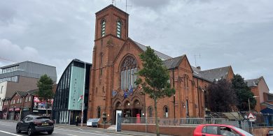 Ó bhun Bhóthar na Carraige Báine síos Bóthar na bhFál chomh fada le Páirc Dunville…