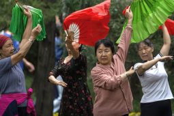 Mo cheol iad na seanmhná a bhíonn ag rince is ag déanamh gleo gan scáth gan náire