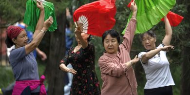 Mo cheol iad na seanmhná a bhíonn ag rince is ag déanamh gleo gan scáth gan náire