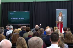 ‘Tascfhórsa a thabharfaidh freagra ar cheist atá freagartha cheana’ – díomá faoi pholasaí oideachais nua don Ghaeilge