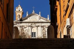 Tá stair na hÉireann i ngach coirnéal d’eaglais Naomh Isidore I gcroílár chathair na Roimhe