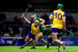 Dathanna an chontae curtha i leataobh agus dathanna an chlub ar foluain