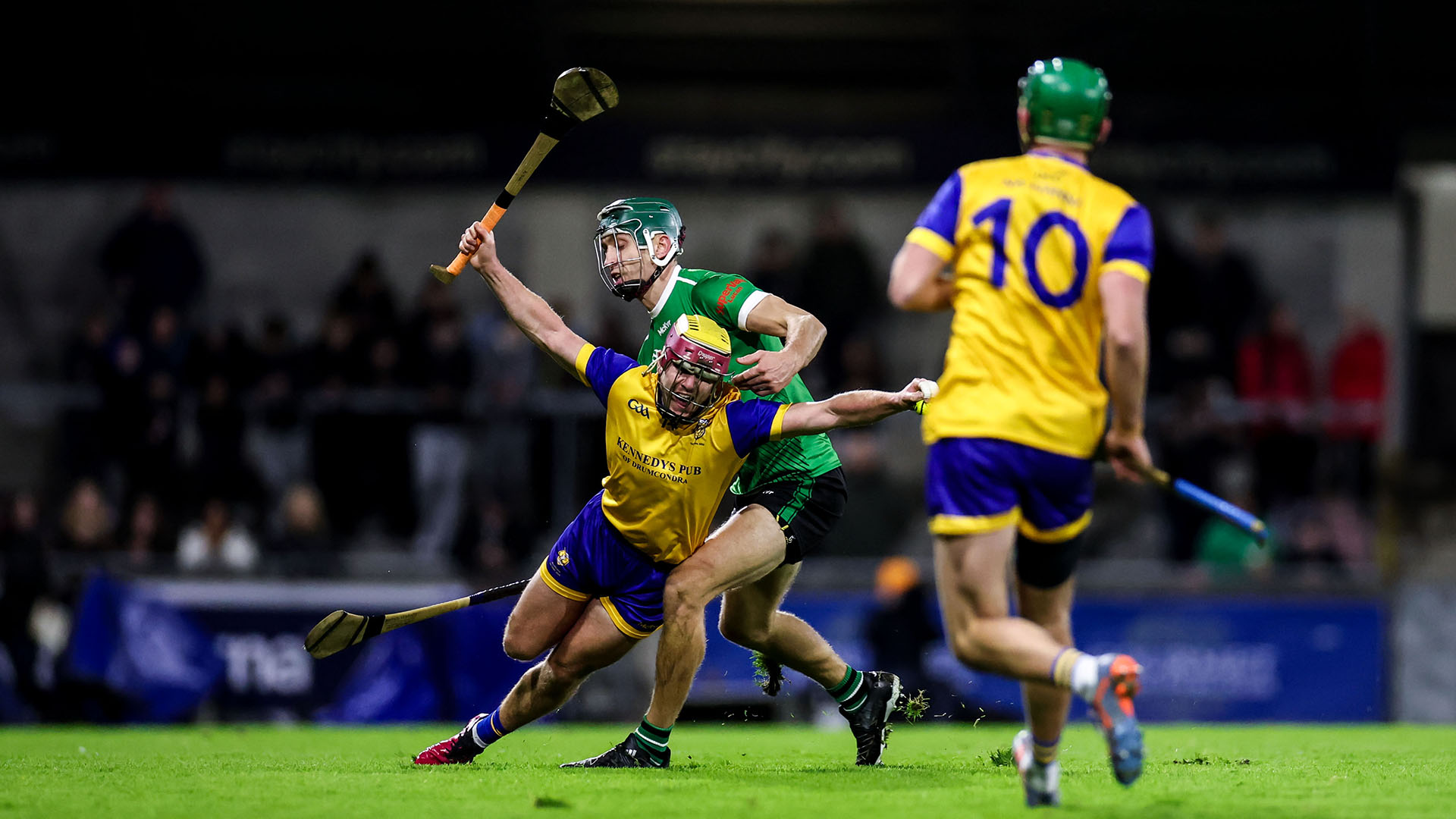 Dathanna an chontae curtha i leataobh agus dathanna an chlub ar foluain