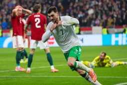 Turas chuig an Bhreatain Bheag nó lár na hEorpa roimh fhoireann na hÉireann