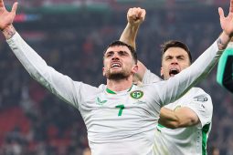 Éire sna flaithis bheaga agus iad seolta chuig na babhtaí cáilithe do Chorn an Domhain ag trí chúl Parrott