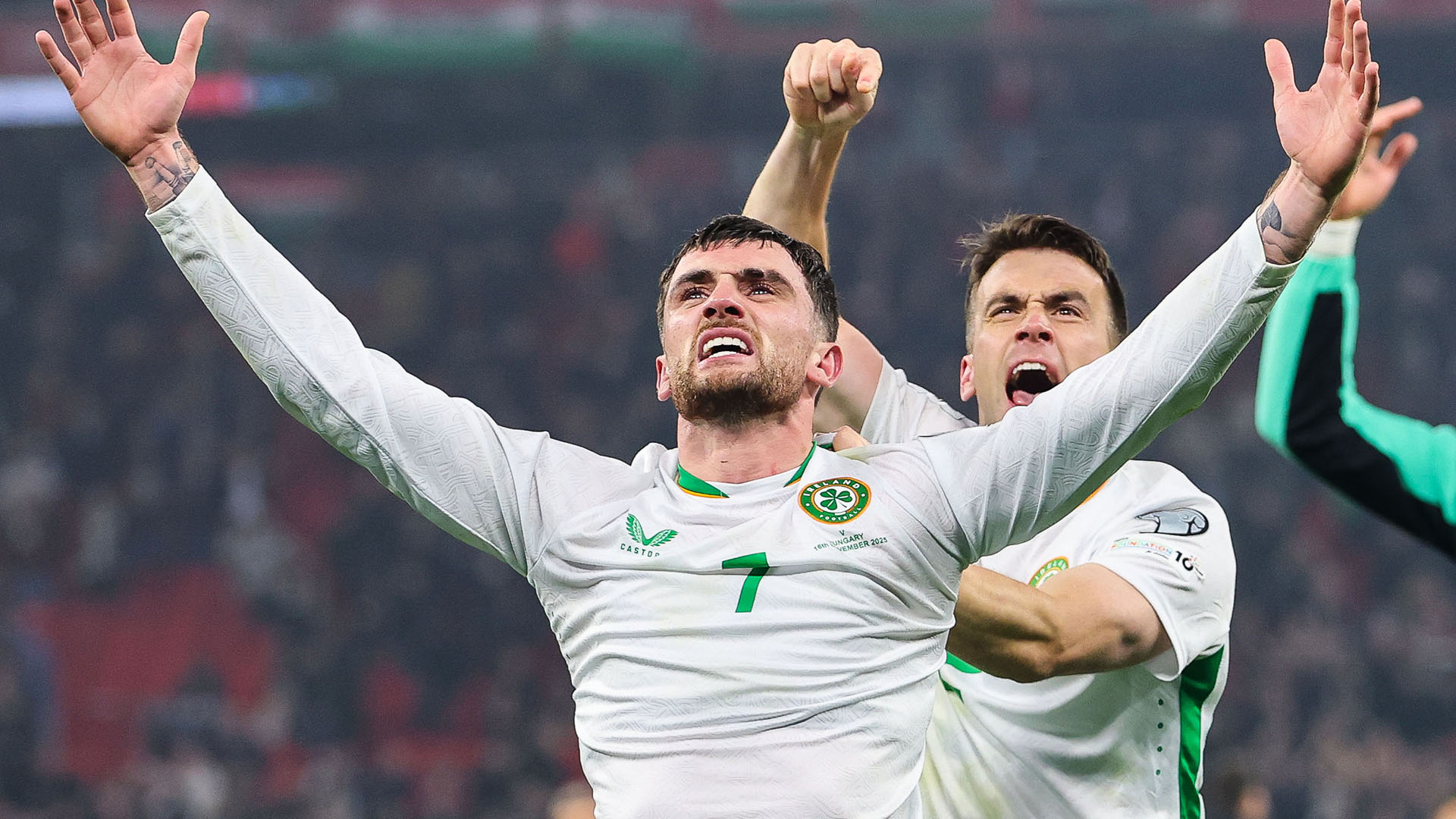 Éire sna flaithis bheaga agus iad seolta chuig na babhtaí cáilithe do Chorn an Domhain ag trí chúl Parrott