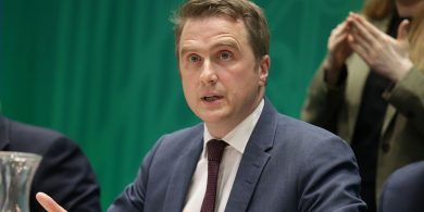 Soiléiriú tugtha ag an Aire Tithíochta gur thuig sé díospóireacht i nGaeilge sa Dáil