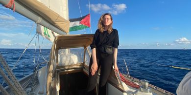 Mí ó shin d’fhuadaigh fórsaí Iosrael ó bhád mé, anois tá fáilte á cur roimh an stát sin go dtí ócáid seoltóireachta in Éirinn