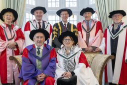 Céimeanna oinigh dochtúireachta bronnta ar chúigear cainteoirí Gaeilge