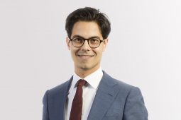 Cúrsaí comhrialtais ag éirí níos soiléire i ndiaidh cúpla lá craiceáilte