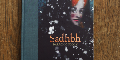 Dea-chaint is gliceas a chuirfeas faoi gheasa thú