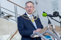 Ráite ag iarAire Cosanta nár cheart d’Éirinn a bheith páirteach i ‘míleatú an Aontais Eorpaigh’