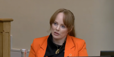 Gan ach 2.3% de naíonraí taobh amuigh den Ghaeltacht ag feidhmiú trí Ghaeilge