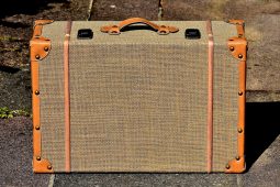 Cá háit a gcónódh scríbhneoir? Fan go fóill…