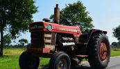 Ag tiomáint ar scoil le ceadúnas an Massey Ferguson