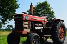 Ag tiomáint ar scoil le ceadúnas an Massey Ferguson