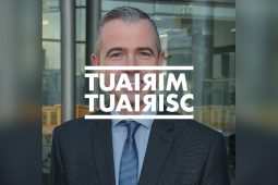 Cath ar son cearta teanga agus cogadh cultúrtha le troid ag céad choimisinéir Gaeilge an Tuaiscirt