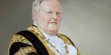 Cinneadh déanta gan aon duine a chúiseamh maidir le heachtra inar deineadh dochar do phortráid i ndiaidh ócáid teanga