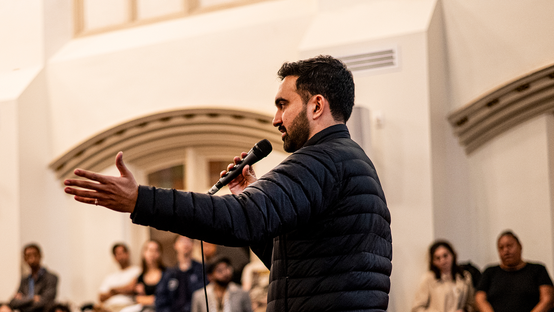 ‘Ardaigh an fhuaim, a Donald Trump’ – bua stairiúil ag Zohran Mamdani i dtoghchán Nua-Eabhrac