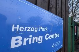 Ba cheart ainm eile a thabhairt ar Pháirc Herzog i Ráth Garbh