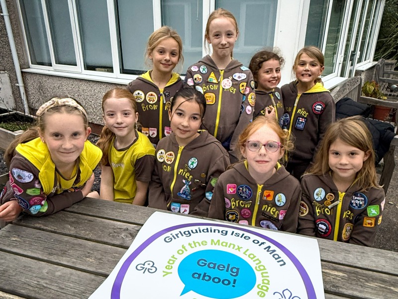 Suaitheantas nua Manainnise ar fáil do ghasóga i Manainn agus ar fud an domhain