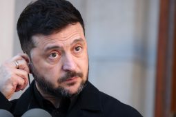Tabharfaidh muintir na hÚcráine bata agus bóthar do Zelensky i ndiaidh an chogaidh